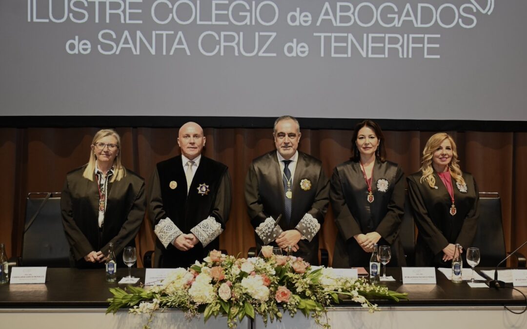 El Ilustre Colegio de Abogados de Santa Cruz de Tenerife celebra la jura o promesa de 43 nuevos letrados y letradas, y la entrega de medallas a los profesionales que han cumplido los 25, 40 y 50 años de profesión