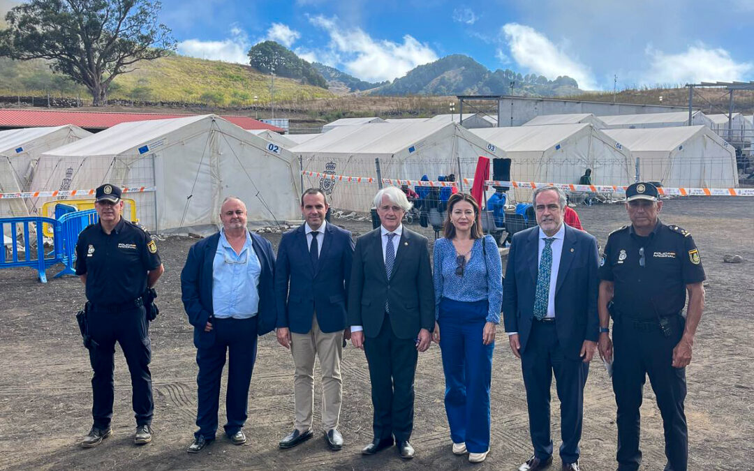 El presidente del Consejo de la Abogacía Española dice que no se respetan los derechos básicos de los inmigrantes