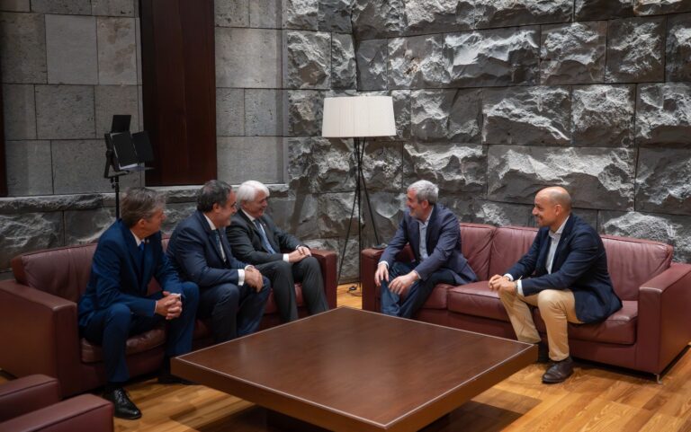 El presidente de la Abogacía pide en Canarias una solución inmediata para el reparto de menores y el máximo respeto a sus derechos