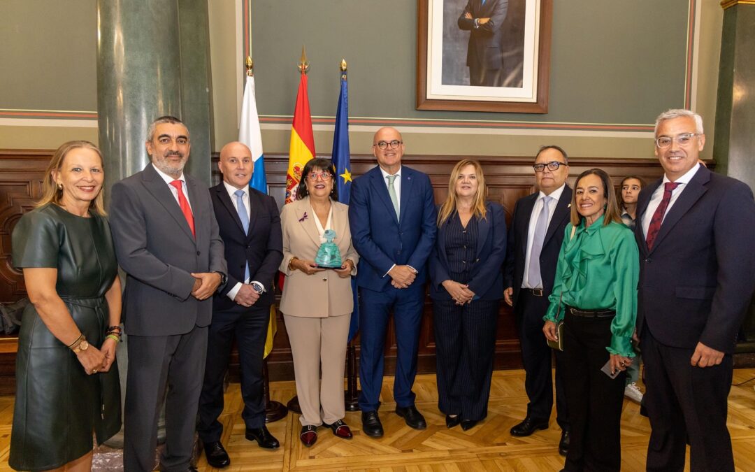 Premio Menina 2025 de la Delegación de Gobierno en Canarias a la abogada y Tesorera de la Junta de Gobierno del Ilustre Colegio de Abogados de Santa Cruz de La Palma y del Consejo Canario de Colegios de Abogados, Nieves Cruz Pérez Rodríguez