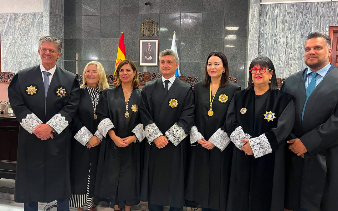 El presidente del Consejo Canario de Colegios de Abogados, Carlos Viña Romero, ha asistido a la toma posesión de Jaime Serrano-Jover González como nuevo fiscal superior de Canarias
